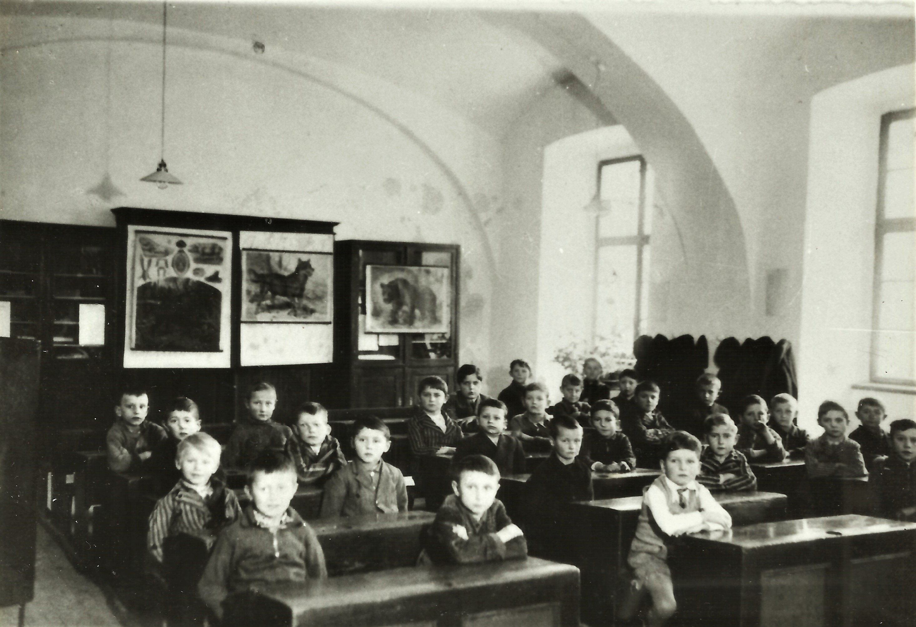 Rok 1936, druhá třída, Komenského náměstí. V první lavici v bílé košili hrabě Hugo Mensdorff, za ním Zdeněk Komárek