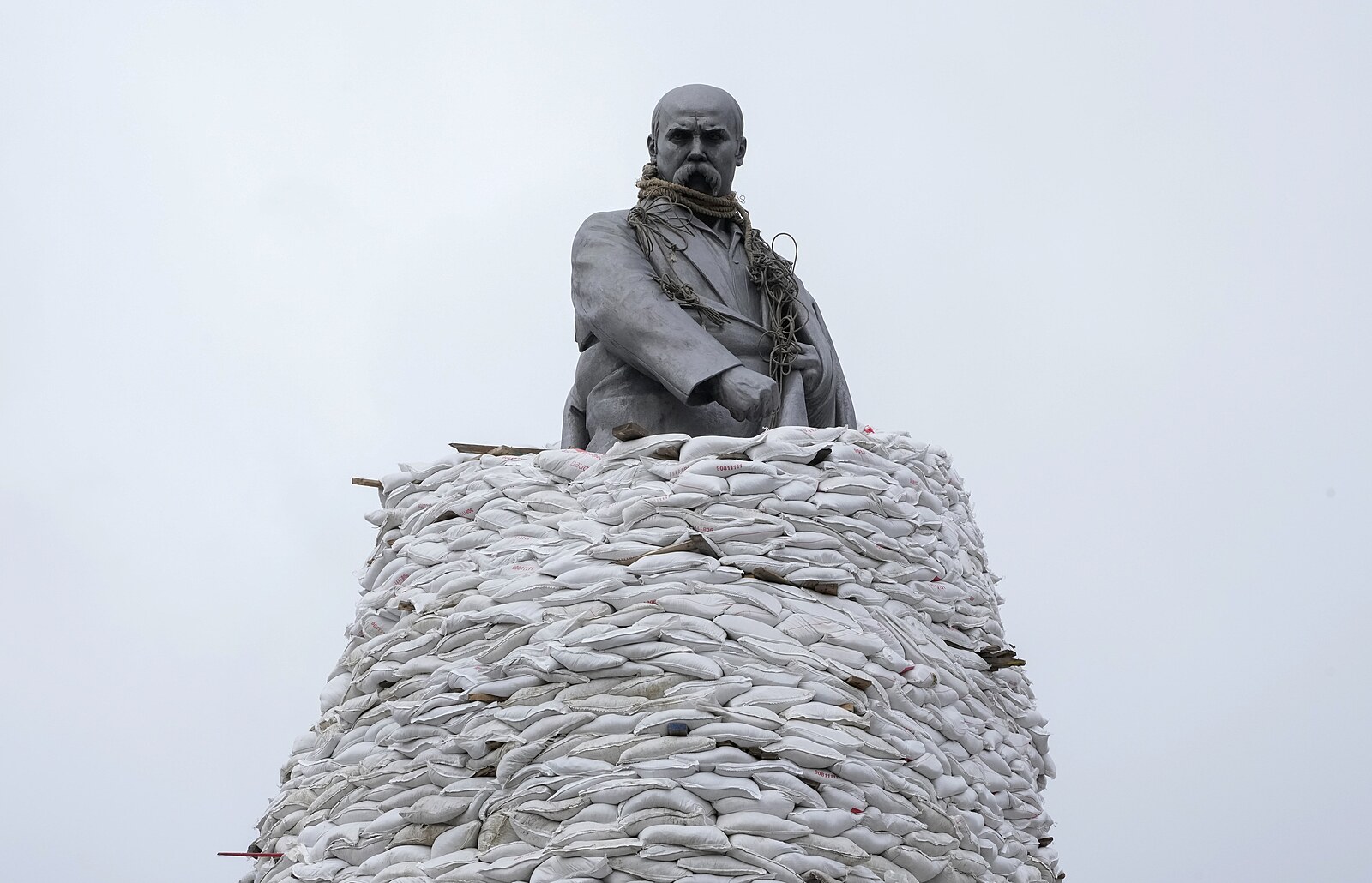 Zakrývání Ševčenkovy sochy pytli s pískem (Charkov, březen 2022)