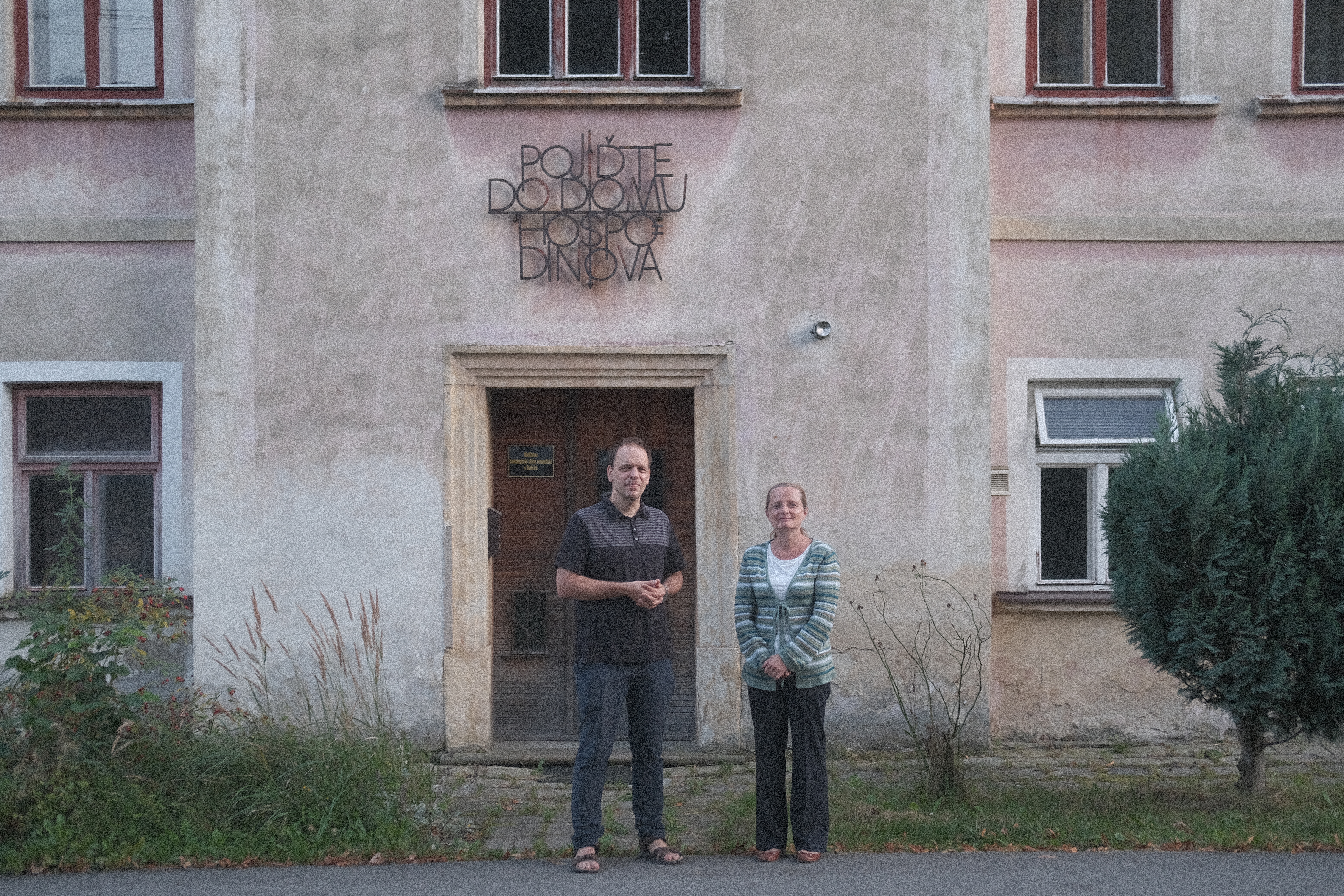 Jiří Bureš a Dagmar Hamalová před budovou Sudické školy
