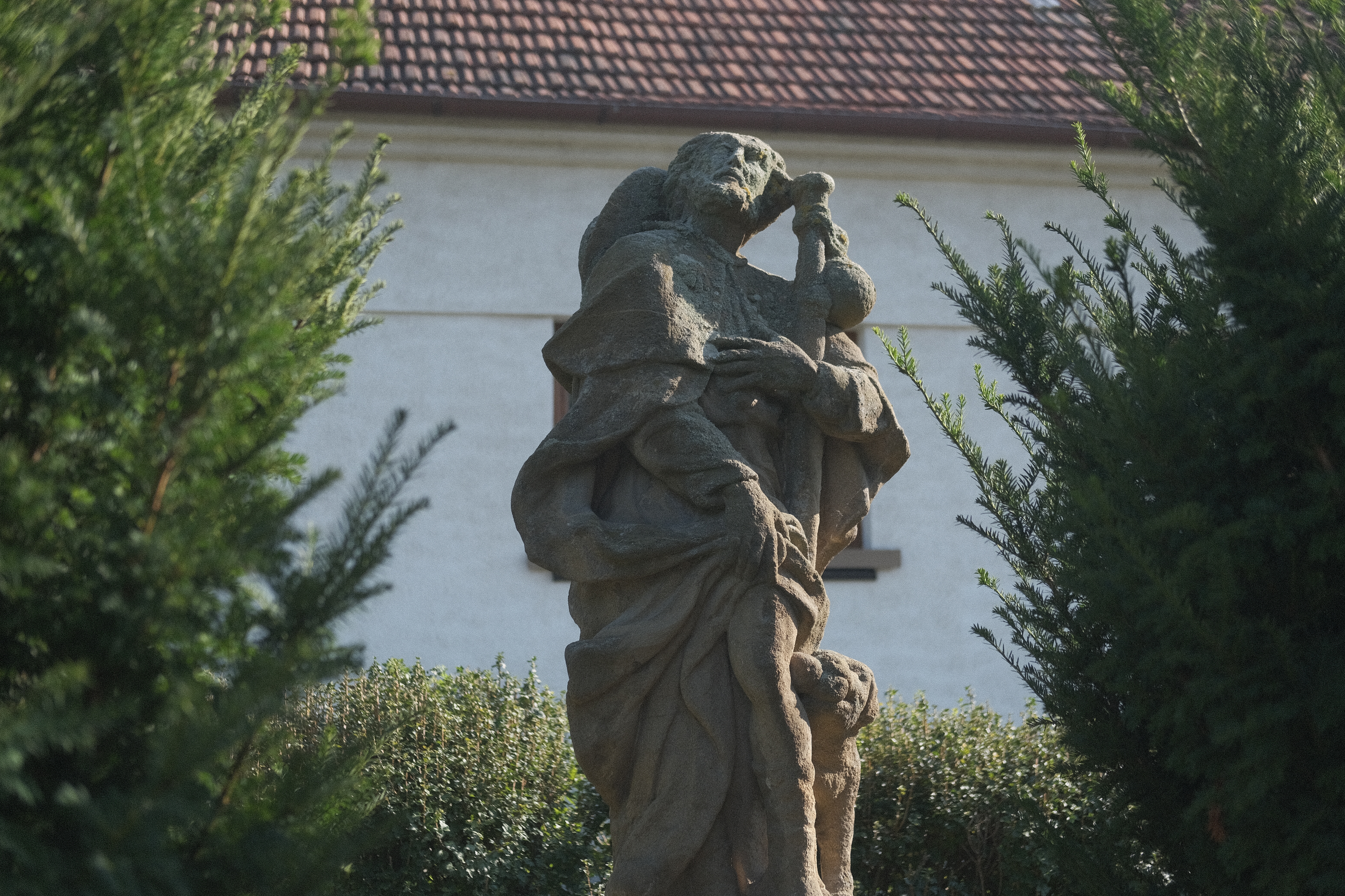 Socha sv. Rocha na Bílkově ulici, neznámý autor, zhotoveno mezi léty 1692–1716. Všimněme si silného esovitého pohybu probíhajícího tělem v kontrapostu (naklání se nad odlehčenou nohu), šat je bohatě zřasený a rozevlátý. Zhotoveno patrně po smrti Zuzany Kateřiny Prakšické ze Zástřizl na objednávku vdovce Waltera Františka Xavera Dietrichsteina. Socha ze souboru dominikánského kláštera byla na místo přenesena nejspíše kolem roku 1820 v souvislosti s přestavbou kláštera na zámek.
